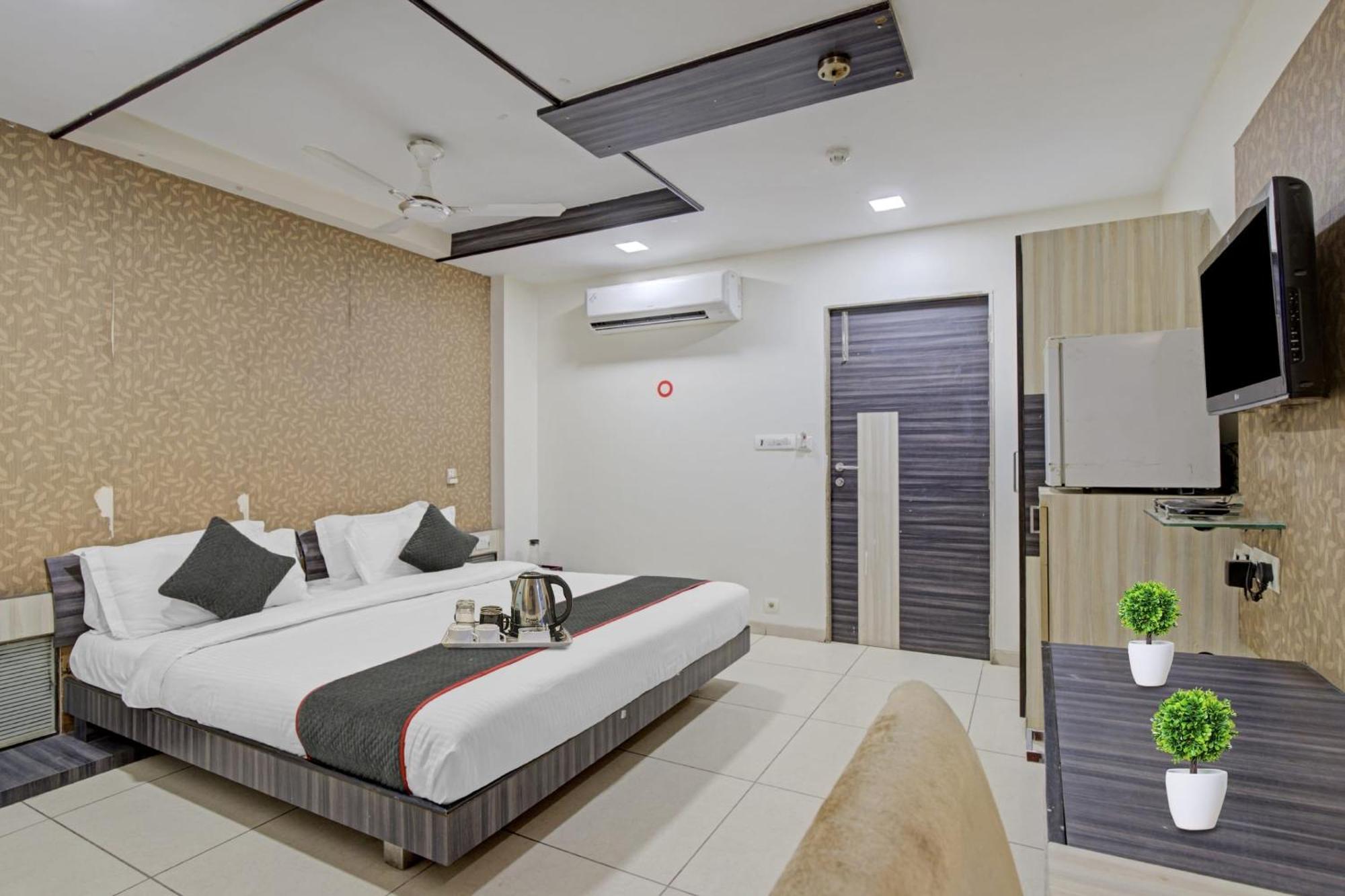 אחמדאבאד Hotel O The Kia Residency Hotel And Banquet מראה חיצוני תמונה
