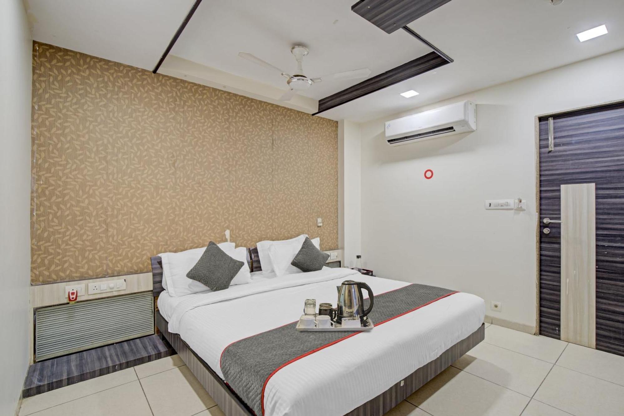 אחמדאבאד Hotel O The Kia Residency Hotel And Banquet מראה חיצוני תמונה